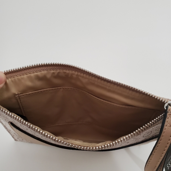 NWT Guess wristlet - Picture 4 of 9